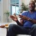 &iquest;Qu&eacute; tiene que ver Jordan con la bebida que toma mientras habla en su documental?