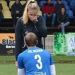 Un jugador le pidi&oacute; matrimonio a la juez de l&iacute;nea &iexcl;durante el partido!