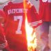 No se par&oacute; durante el himno y quemaron su camiseta