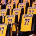 Los Lakers regalaron camisetas de Luka Doncic a quienes asistieron a su debut