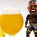 LeBron James rob&oacute; una botella de cerveza al p&uacute;blico durante el encuentro 