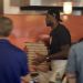 LeBron James reparti&oacute; pizzas y fue furor
