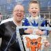 El due&ntilde;o del Leicester cumpli&oacute; a&ntilde;os y regal&oacute; donas y cerveza a los hinchas