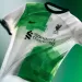 Liverpool y su camiseta alternativa inspirada en una ic&oacute;nica indumentaria