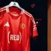 Manchester United se uni&oacute; con RED para lanzar una camiseta edici&oacute;n especial