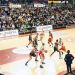 El club de b&aacute;squet que deber&aacute; pagarle a una aficionada por un balonazo