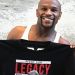 Mayweather mostr&oacute; la remera oficial de su &uacute;ltimo combate profesional