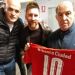 Messi recibi&oacute; una camiseta de Independiente en manos de Bochini