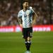 Messi recibi&oacute; una placa especial de agradecimiento tras haber jugado en La Bombonera