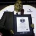 Faryd Mondrag&oacute;n recibi&oacute; el certificado de Guinness World Records