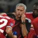 Mourinho regal&oacute; su medalla de subcampe&oacute;n a uno de los aficionados