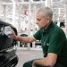 Mourinho aprovech&oacute; la fecha FIFA y visit&oacute; una f&aacute;brica para ayudar a ensamblar un auto