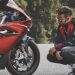 Lanzan una motocicleta dise&ntilde;ada por el piloto Lewis Hamilton