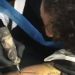 Neymar Jr. se anim&oacute; a tatuar su firma en la piel de su tatuador   