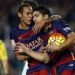A Neymar y Su&aacute;rez les ofrecieron hamburguesas por sus camisetas