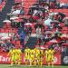 Ins&oacute;lito: el juez de l&iacute;nea levant&oacute; la bandera pero el &aacute;rbitro dej&oacute; jugar, los jugadores se quedaron quietos