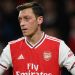 Tras la derrota del Arsenal la Polic&iacute;a de Stoke brome&oacute; con Mesut &Ouml;zil 