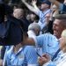 En su &uacute;ltimo partido en el City, Pellegrini le hizo un curioso regalo a un hincha