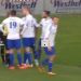 Un futbolista es besado por su rival tras rectificar un penal que no fue