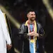 &iquest;Qu&eacute; prenda le pusieron a Lionel Messi antes de recibir la Copa del Mundo?