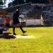 La historia del &aacute;rbitro que persigui&oacute; con un arma a un jugador en medio de un partido