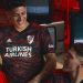 River present&oacute; su nueva camiseta alternativa con la vuelta del color negro y rojo