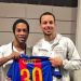 El regalo de Ronaldinho a Curry como embajador del FC Barcelona