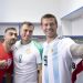 El plantel de Rusia sorprende posando con las camisetas de las 32 selecciones mundialistas