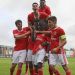 Para evitar el coronavirus los jugadores de f&uacute;tbol se saludar&aacute;n con los codos 