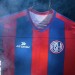 San Lorenzo y Atomik presentaron las camisetas para 2026 en la esquina de San Juan y Boedo