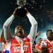 La medalla y la camiseta especial de Santa Fe campe&oacute;n de la Copa Sudamericana