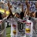 El Santos llena su camiseta de marcas y tendr&aacute; ocho sponsors contra Corinthians