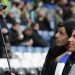 La Premier League prohibi&oacute; los bastones para selfies