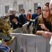 La familia Senna le llev&oacute; una estatua al Papa Francisco que se exhibir&aacute; en el Vaticano