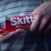 Skittles mostrar&aacute; su comercial del Superbowl a una sola persona a trav&eacute;s de una impensada estrategia