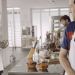 Los jugadores del Barcelona pasan de futbolistas a masajistas, cocineros y m&aacute;s junto a Allianz