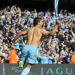 Subastar&aacute;n la camiseta con la que Ag&uuml;ero marc&oacute; el gol para coronarse en la Premier a los 94'