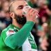 El particular festejo de un jugador sueco que incluye un trago de cerveza con su hinchada