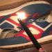 Quemar zapatillas deportivas, el nuevo m&eacute;todo de protesta contra Trump