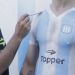 Topper pint&oacute; la camiseta de Racing campe&oacute;n en la piel de sus hinchas