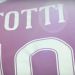 Totti presenta la camiseta especial de la AS Roma para el derby