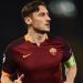 Francesco Totti en medio de dos cadenas que luchan por sumarlo como comentarista