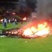 Un equipo turco descendi&oacute; y los hinchas incendiaron el estadio
