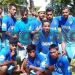 El equipo de Tuvalu que compite con el uniforme y sponsors de Boca