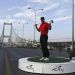 Tiger Woods une a Asia y Europa con un tiro de golf