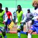 Valderrama volvi&oacute; al f&uacute;tbol para inaugurar una cancha en Bolivia