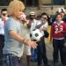 El &ldquo;Pibe&rdquo; Valderrama hizo jueguitos en un sem&aacute;foro y junt&oacute; algunas monedas