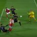 El &aacute;rbitro hizo volver del vestuario a los jugadores para patear un penal tras utilizar el VAR