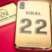 Arturo Vidal estrena su tel&eacute;fono personalizado con oro de 24K