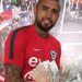 Ante la pol&eacute;mica por los precios, Vidal regal&oacute; 100 entradas para el partido de Chile